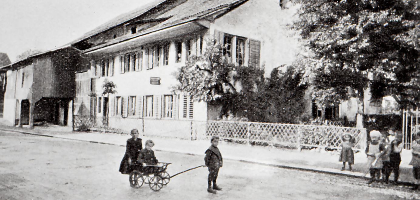 Aegertenstrasse 56 mit spielenden Kindern_Ortsmuseum Wiedikon