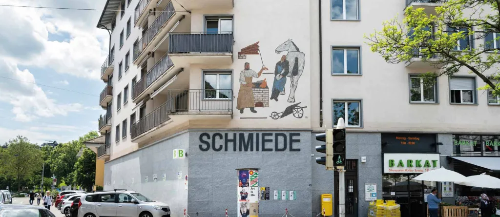 Markante Fassadenzeichnung beim Bahnhof Wiedikon