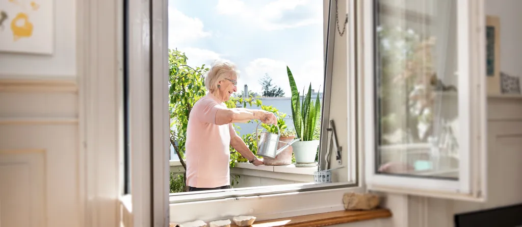 Frau giesst Blumen